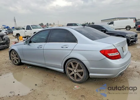 2014 Mercedes-Benz C 250 z USA, uszkodzony, nr VIN WDDGF4HB4EG245351